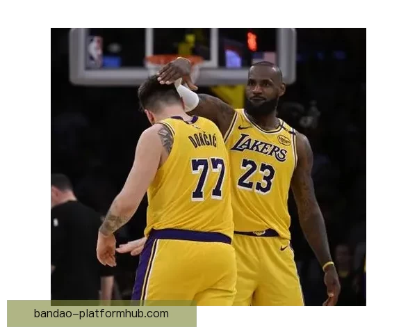 湖人硬碰联盟第一詹姆斯神情凝重东契奇轻松应战富保罗发声力挺老詹澄清质疑